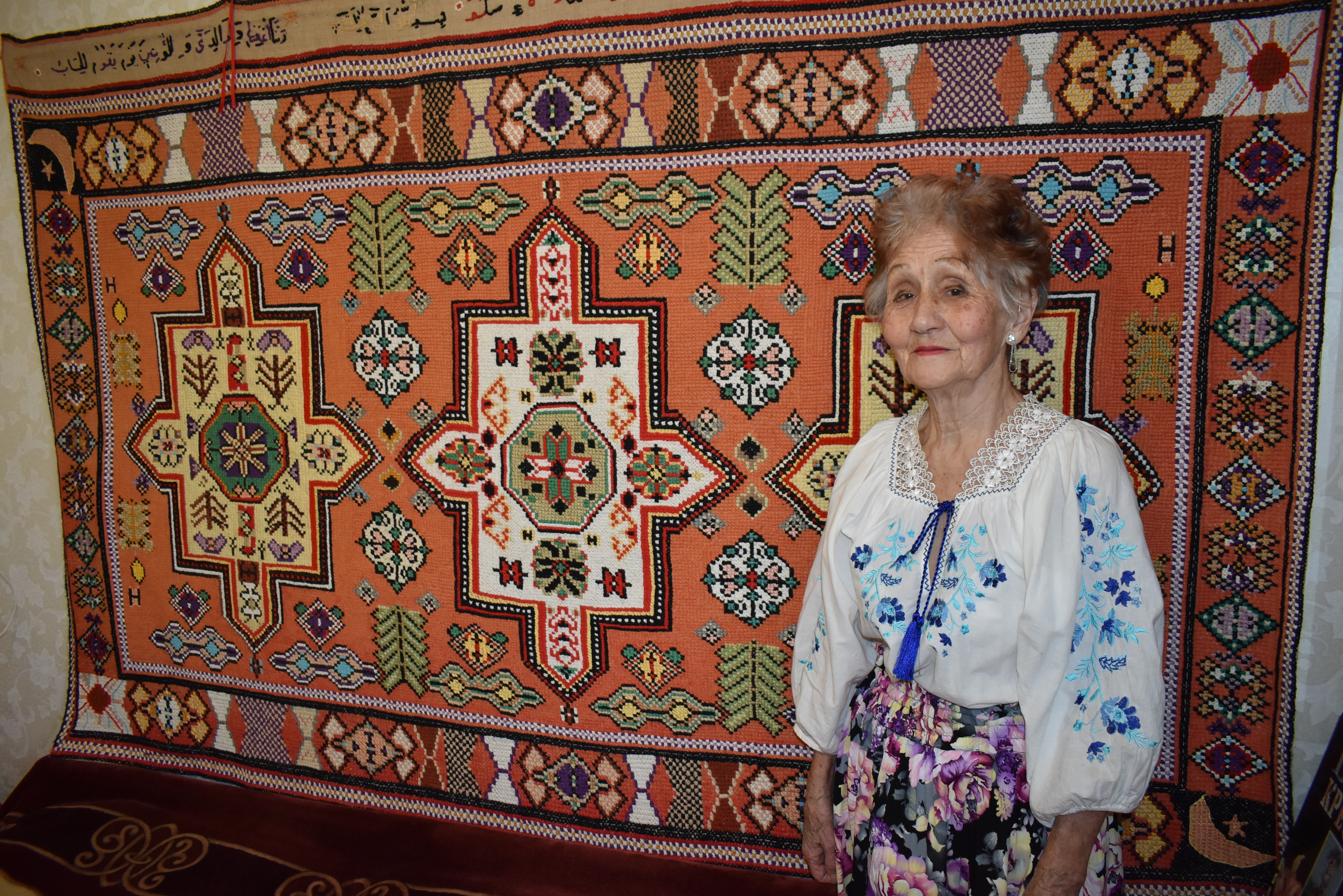 Жительница Ишимбая вышивает картины, ковры и даже генеалогическое древо