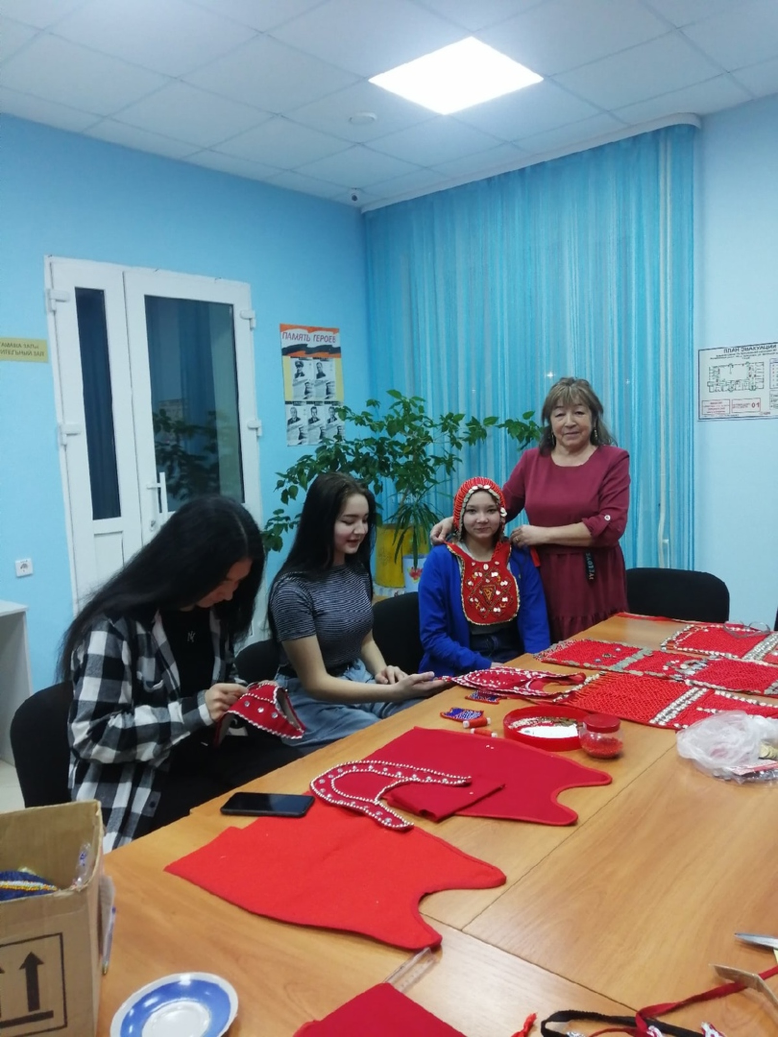В Ишимбайском районе женщины учатся делать национальные украшения