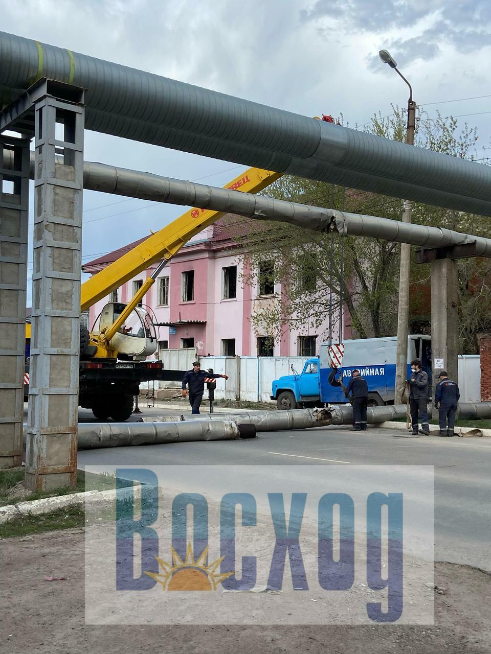 На Б. Хмельницкого манипулятор задел теплотрассу — труба рухнула на дорогу